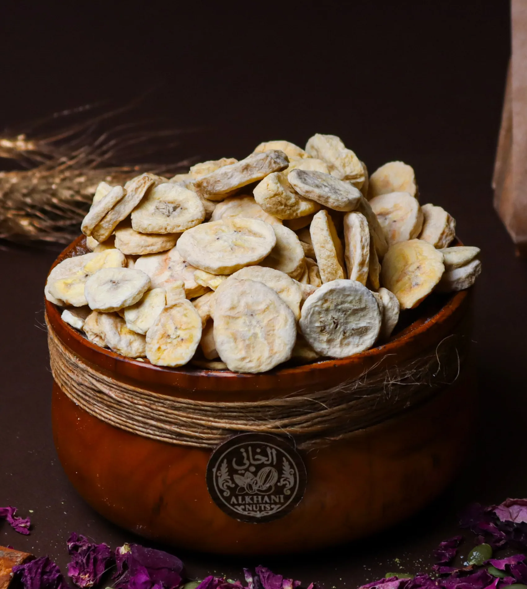 شيبس موز، شرايح مدوّرة كريمية فاتحة، بزبدية خشب ملفوفة بخيط خيش وعليها ختم الخاني
