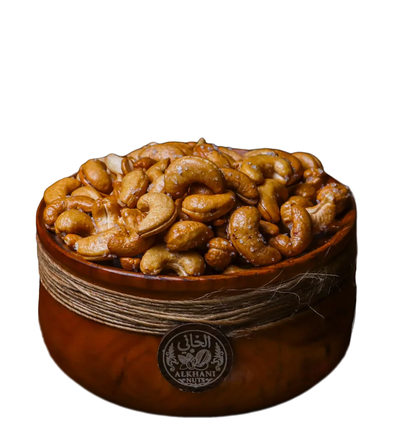 كاجو مغلّف بطبقة دهبية لمّاعة عليها حبيبات بيضا بزبدية خشب ملفوفة بخيط خيش وعليها ختم الخاني