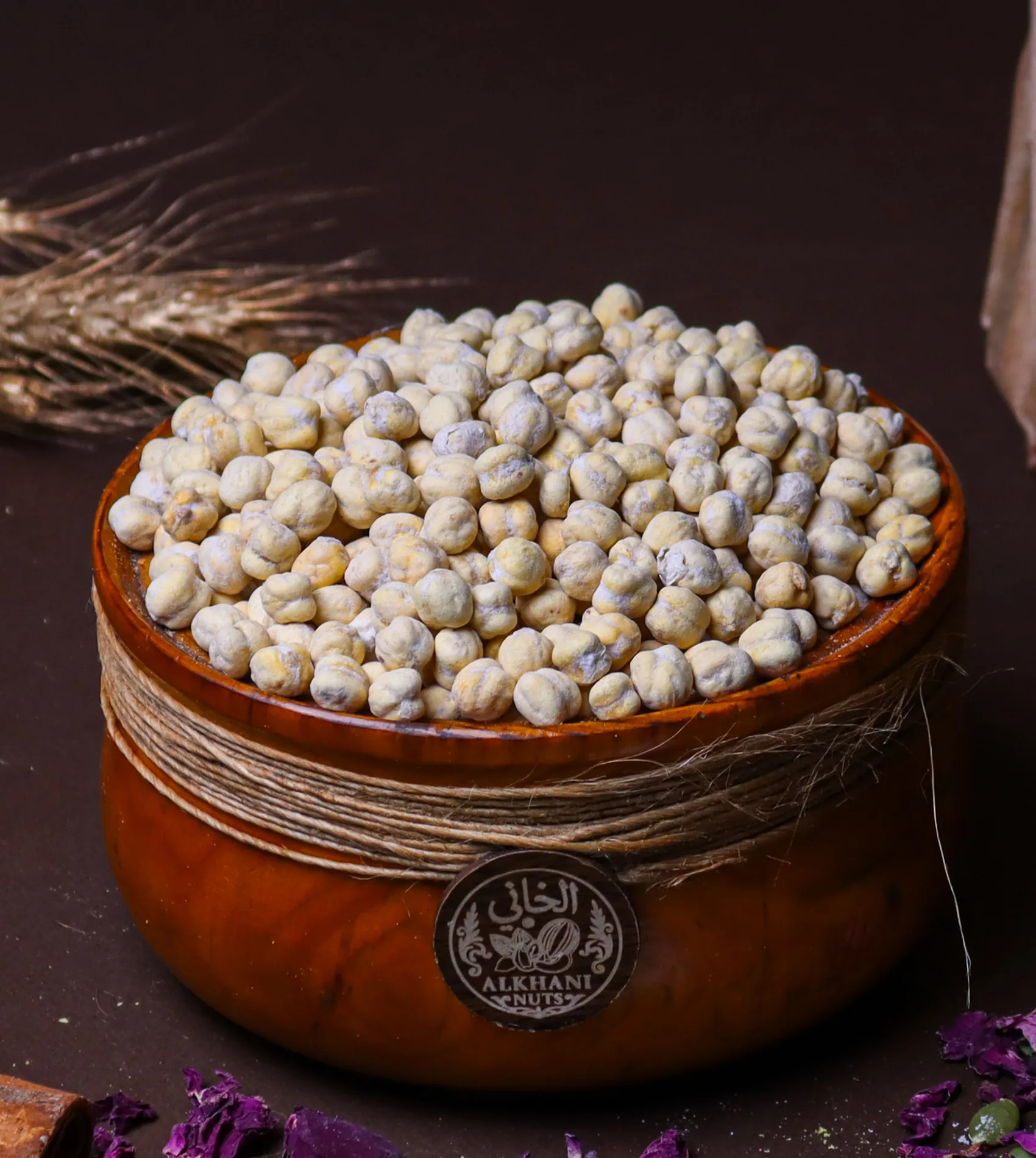 قضامة صفرا، حبات حمّص مدوّرة بلون بيج مصفر، بزبدية خشب ملفوفة بخيط خيش وعليها ختم الخاني