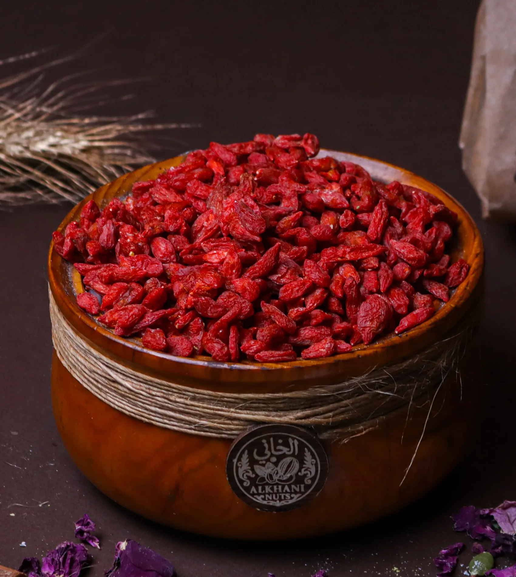 توت غوجي، حبات حمرا صغيرة متطاولة ومجعّدة، بزبدية خشب ملفوفة بخيط خيش وعليها ختم الخاني