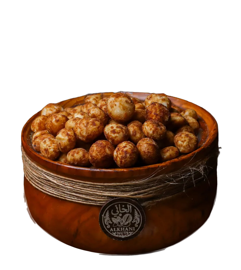 بندق محمّص، حبات مدوّرة كريمية عليها بقع بنية، بزبدية خشب ملفوفة بخيط خيش وعليها ختم الخاني