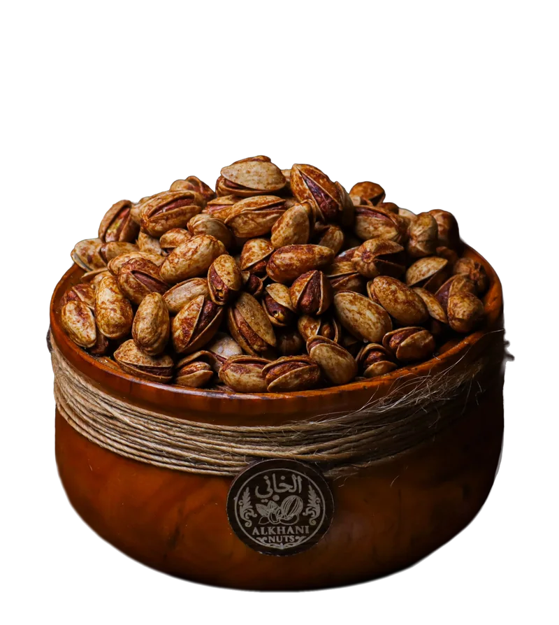 فستق حلبي محمّص بقشره المبقّع بالبني والمفتوح من طرفه بزبدية خشب ملفوفة بخيط خيش وعليها ختم الخاني