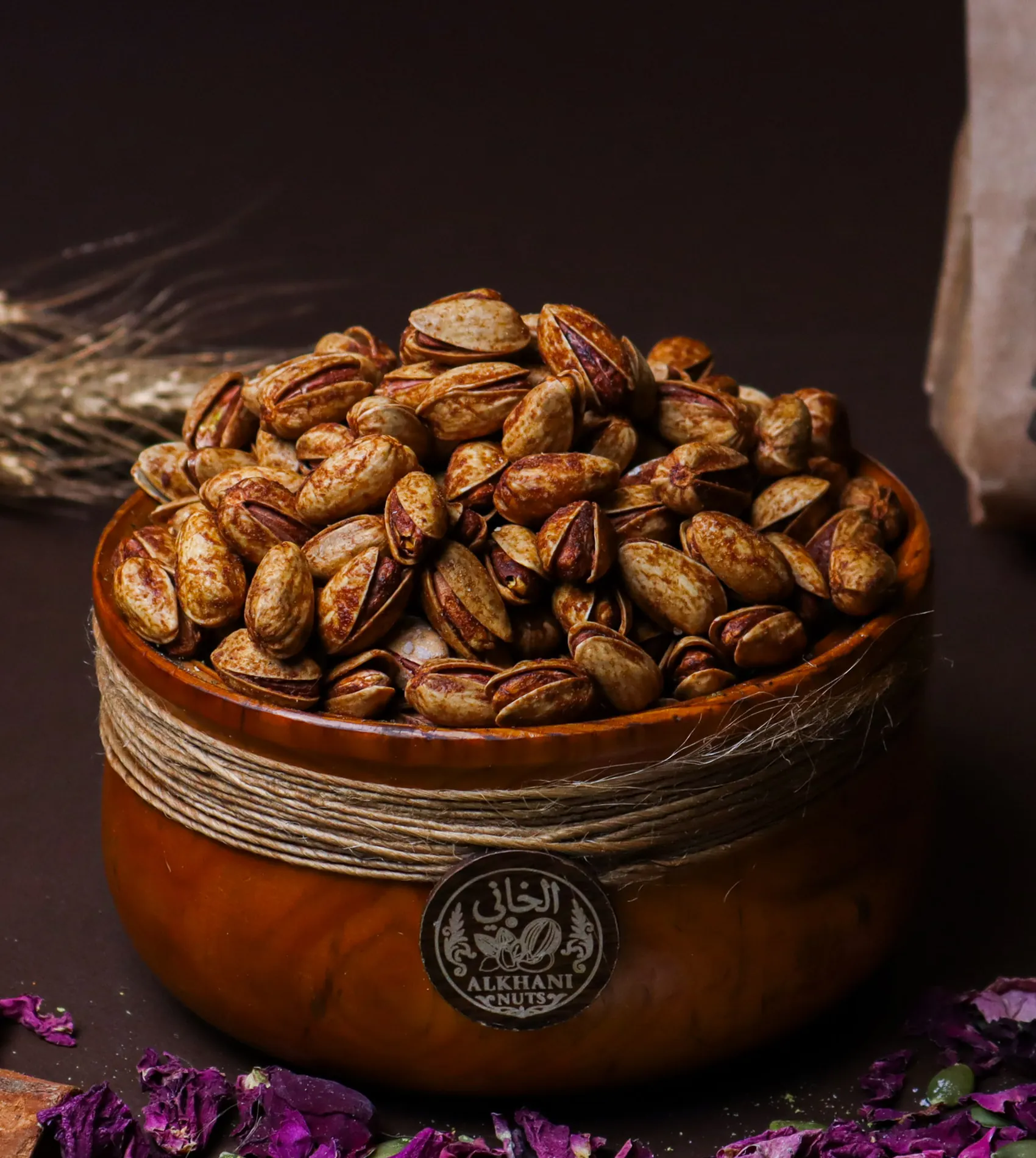 فستق حلبي محمّص بقشره المبقّع بالبني والمفتوح من طرفه بزبدية خشب ملفوفة بخيط خيش وعليها ختم الخاني