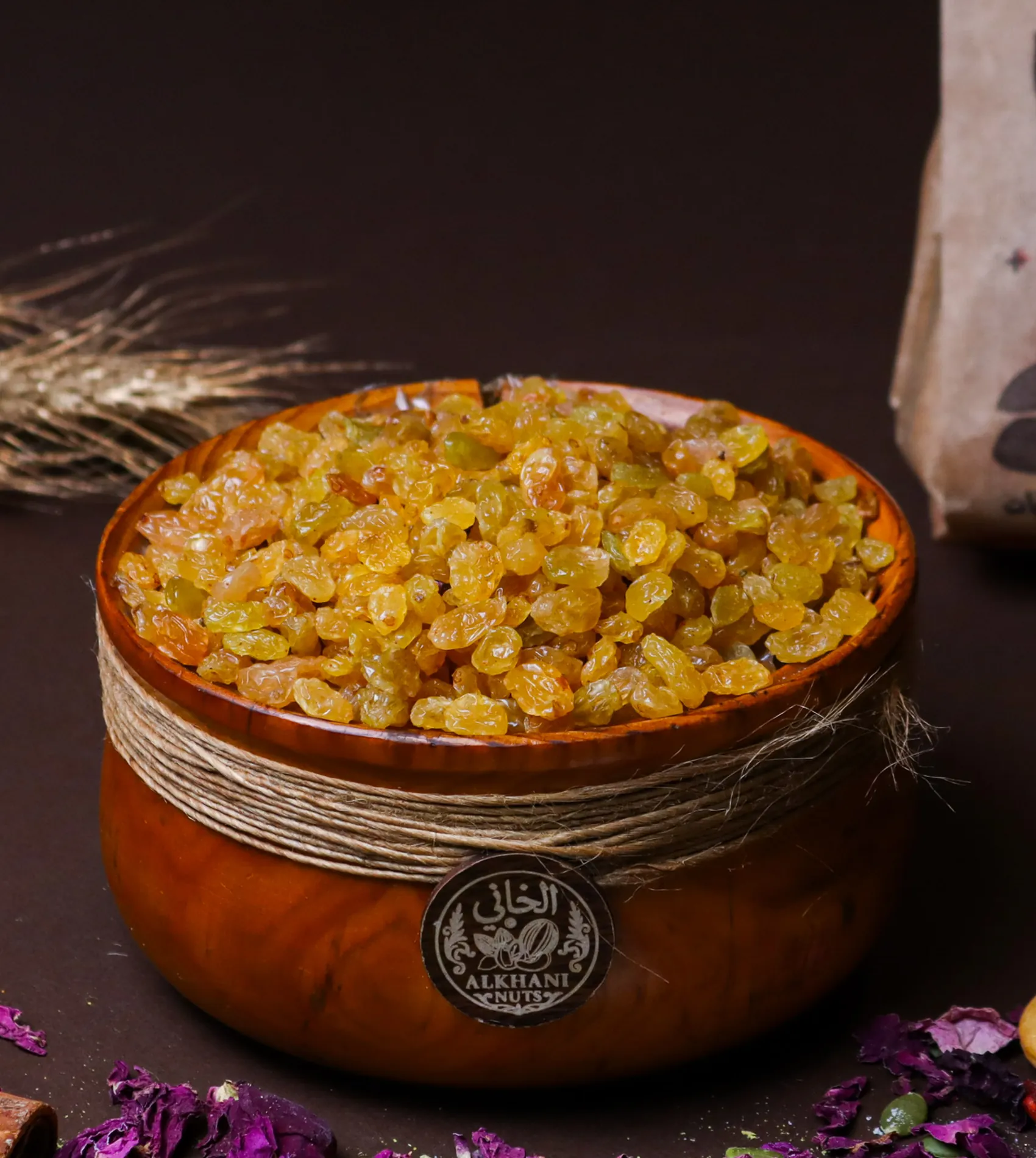 زبيب ذهبي، حبات صغيرة دهبية وكهرمانية، بزبدية خشب ملفوفة بخيط خيش وعليها ختم الخاني