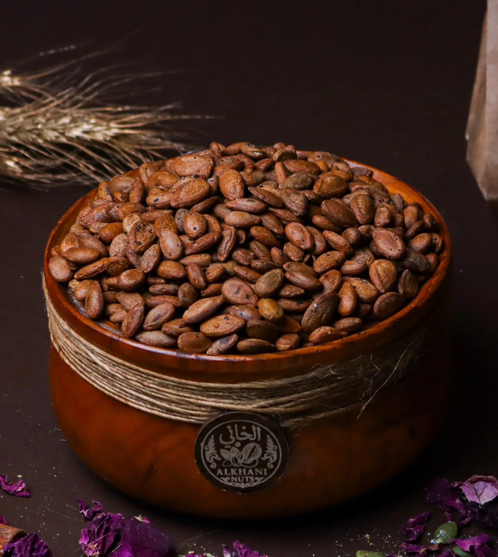 بزر بطيخ بني مفلطح بنقش أغمق بقشره بزبدية خشب ملفوفة بخيط خيش وعليها ختم الخاني